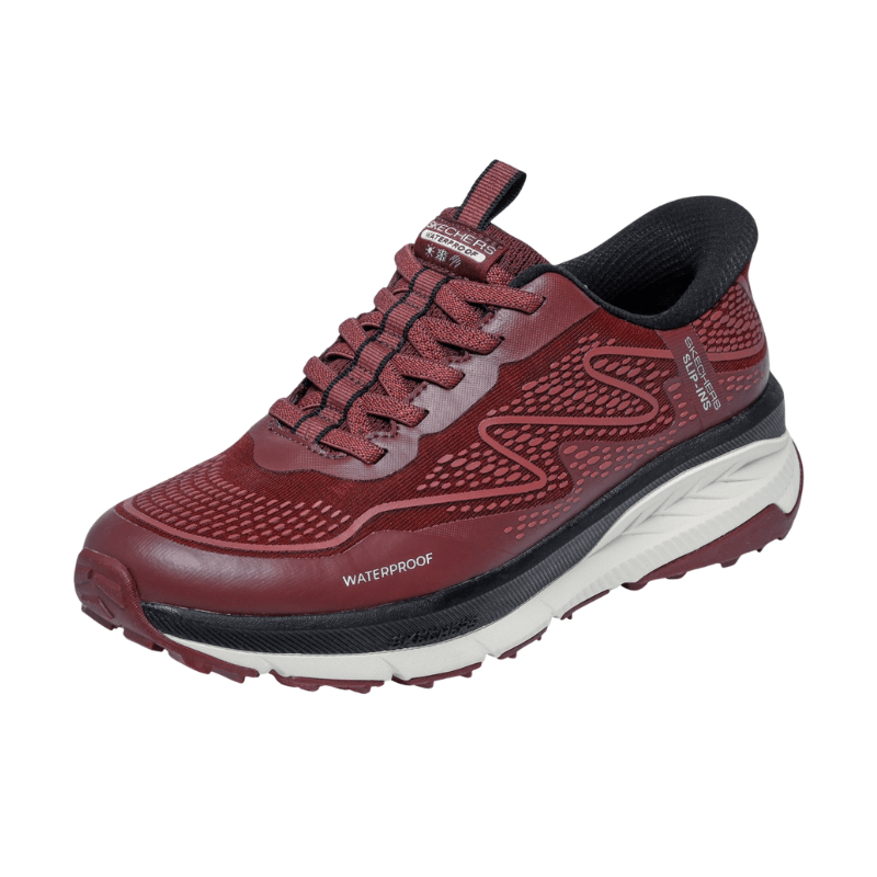 Roter Skechers Outdoor Damensneaker schräg von vorne mit elastischen Schnürsenkeln und "WATERPROOF" Detail an der Seite
