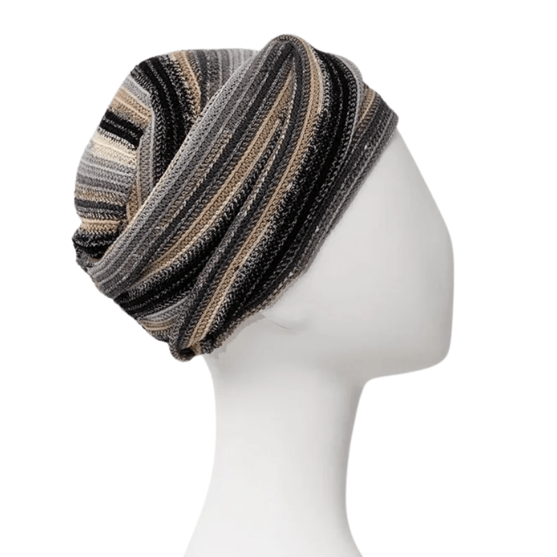 Gestreifter Zoya Turban in Black Autumn Stripes mit weichen Falten auf weißer Schaufensterpuppe, rechte Seitenansicht