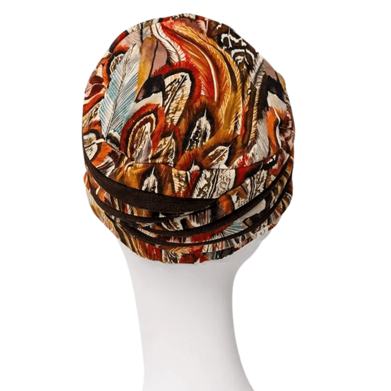 Shanti Turban im Tribal Feathers Muster auf Schaufensterpuppe, Rückansicht. Zeigt Turbanform und dunkelbraune Bänder