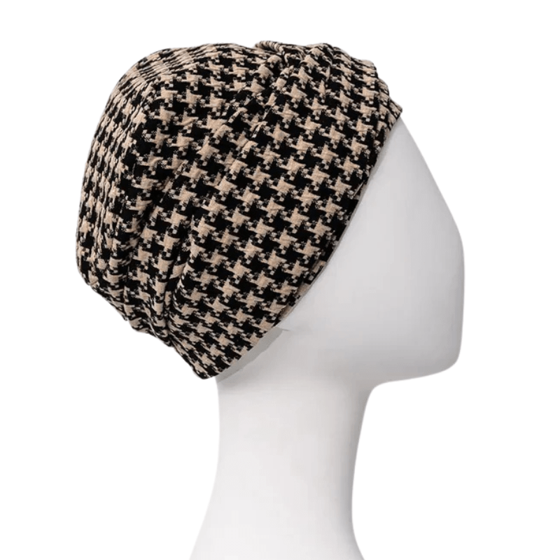 Lea Turban in Schwarz-Beige Hahnentrittmuster, von der Seite auf einer Schaufensterpuppe, mit Fokus auf die Fülle