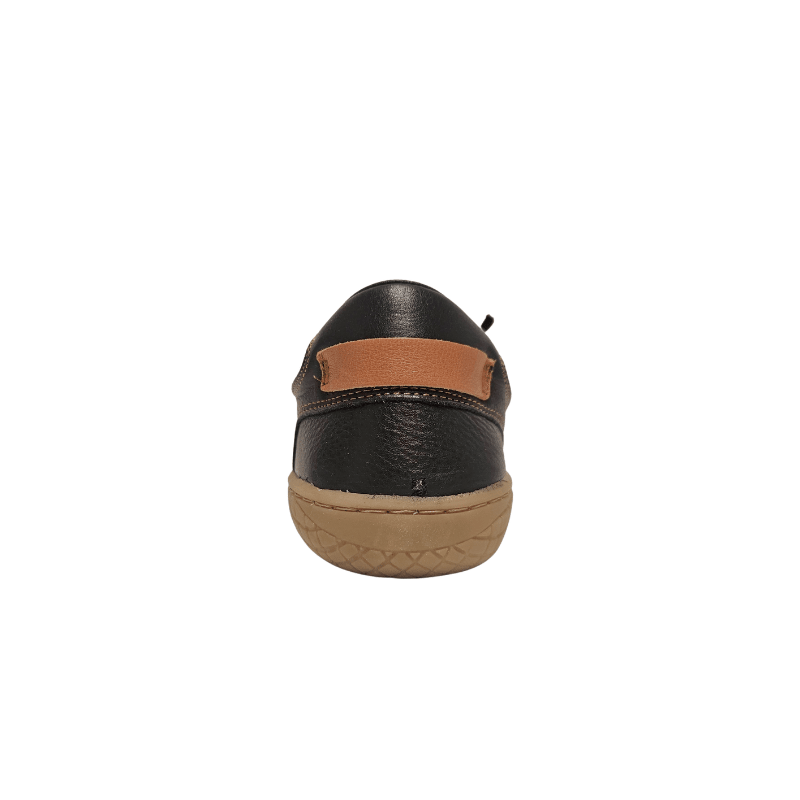 Von hinten gesehen ein schwarzer Bella Moda Barfußschuh für Damen mit braunem Lederriemen über der Ferse