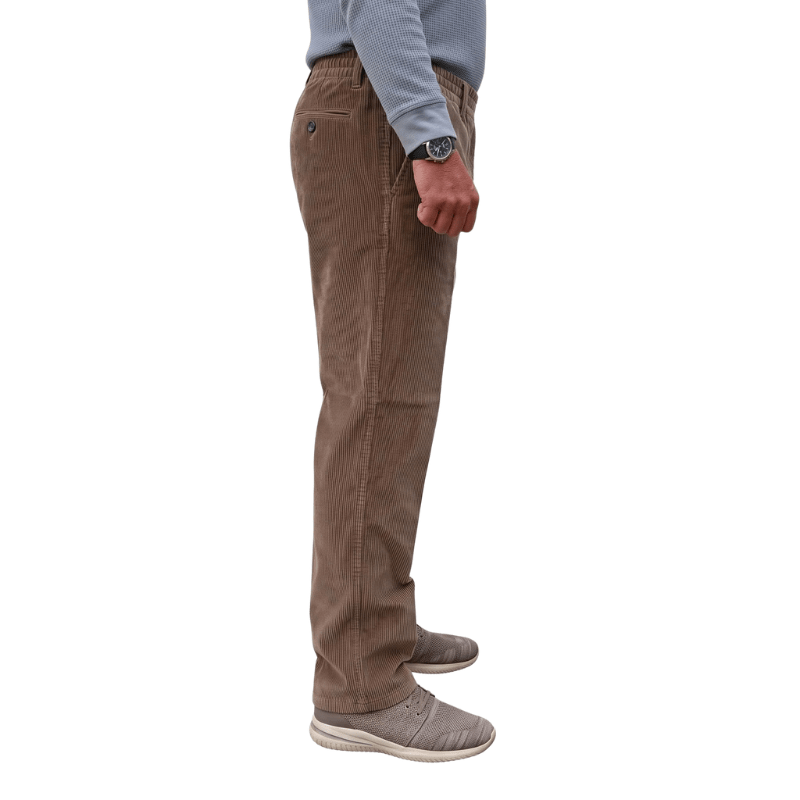 Seitenansicht einer braunen Cordhose mit elastischem Bund und Vordertasche, getragen von einer Person