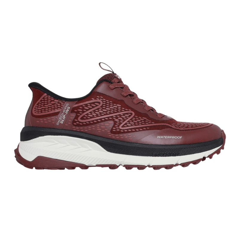 Roter Skechers Slip-in Outdoor Damensneaker von der Seite mit weißer Sohle und "WATERPROOF" Schriftzug