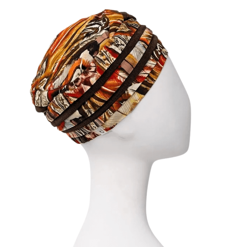 Shanti Turban im Tribal Feathers Muster auf Schaufensterpuppe, von links. Zeigt Federn und grafische Linien
