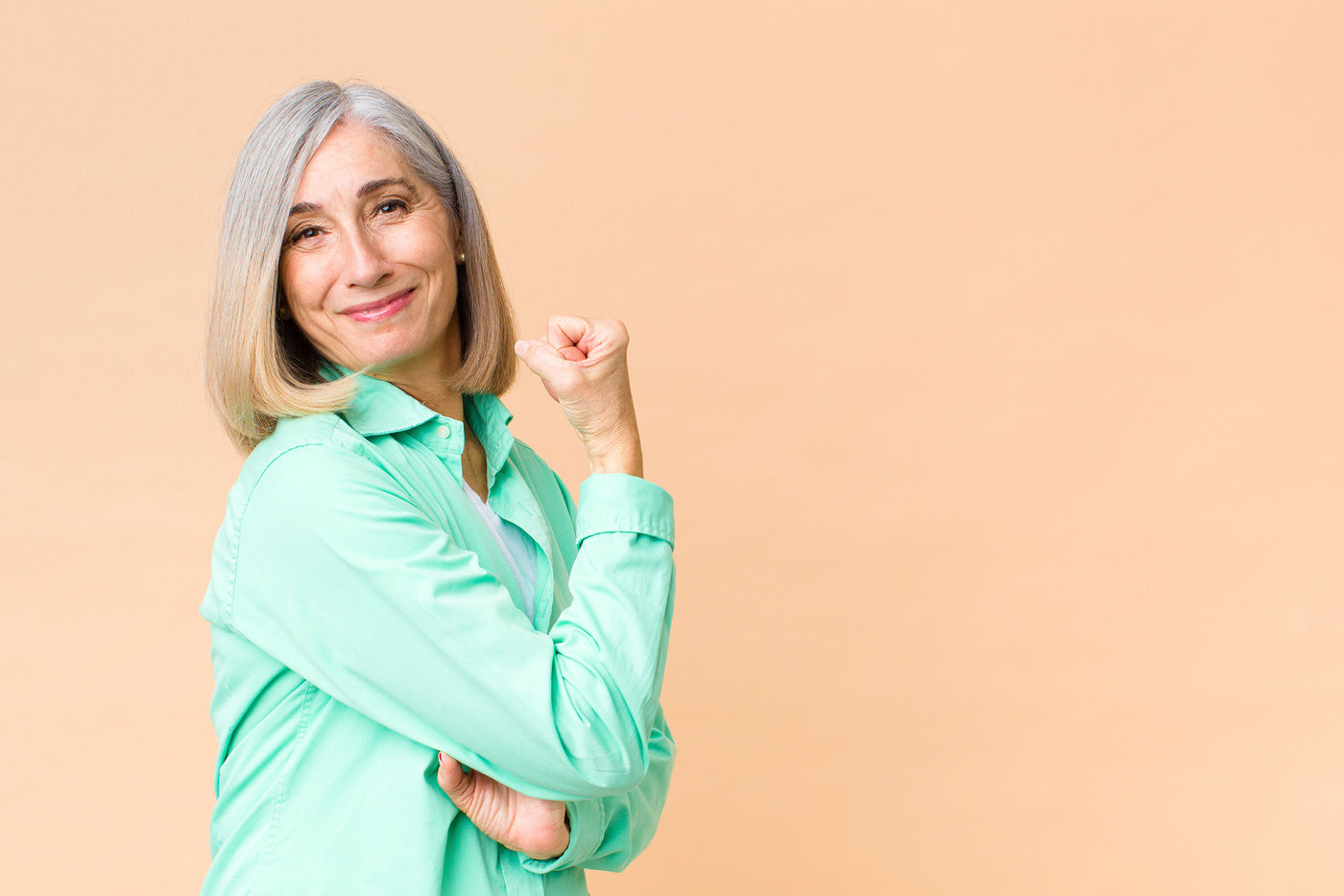 Kvinde står og ser stærk og selvstændig ud