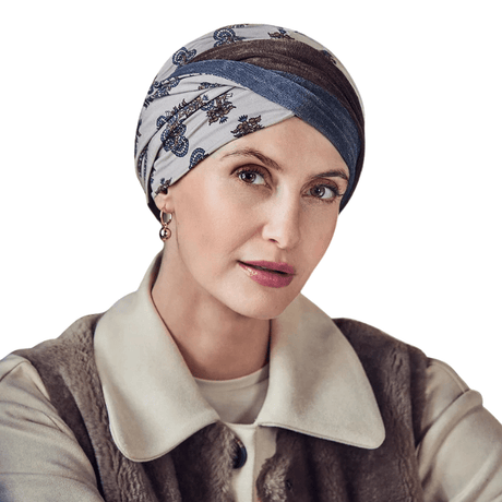 Frau mit Shakti Turban in Beige, Braun und Staubblau mit Paisley-Muster, Stirnband vorne gedreht