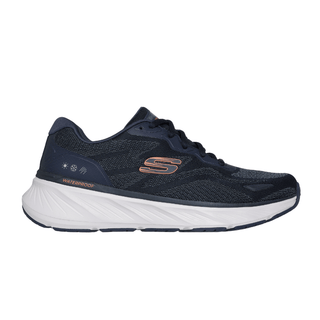 Dunkelblauer wasserdichter Skechers Herren-Sneaker von der Seite mit weißer Sohle und orangefarbenem Logo
