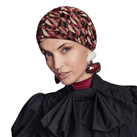 Frau mit Sapphire Boho Turban im Tribal Art Muster, blickt direkt in die Kamera