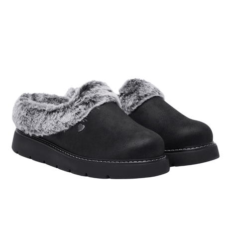 Ein Paar schwarze Skechers Damenhausschuhe mit grauem Kunstfell und Wildlederoptik, leicht schräg von vorne