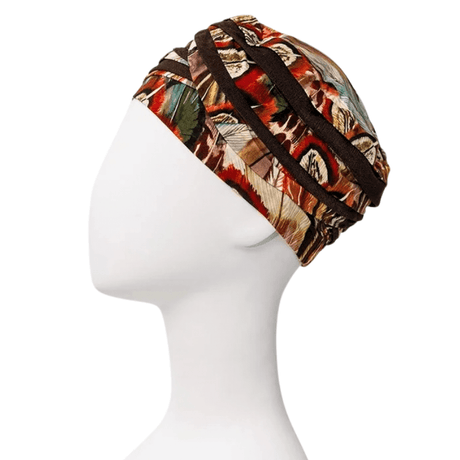 Shanti Turban im Tribal Feathers Muster auf Schaufensterpuppe, von rechts. Dunkelbraune Bänder und Federdetails