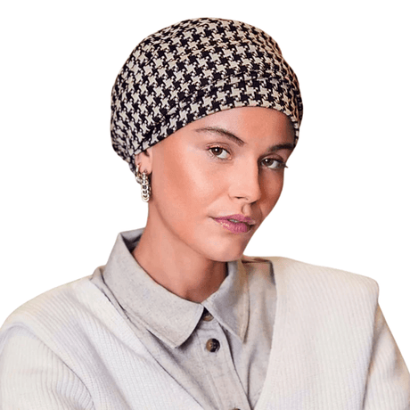 Lea Turban in Schwarz-Beige Hahnentrittmuster, von vorne auf einer Frau getragen, mit eleganter Fülle