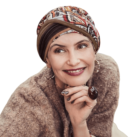 Lächelnde Frau trägt Shakti Turban mit Tribal Feathers Federprint in warmen Herbstfarben