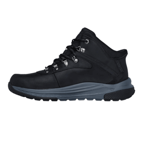 Schwarzer Skechers Herrenstiefel von der rechten Seite mit robuster grauer Sohle und Schnürsenkeln