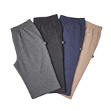 Vier Freizeithosen in Grau, Schwarz, Blau und Beige, von oben gesehen mit Gummibund und Seitentaschen