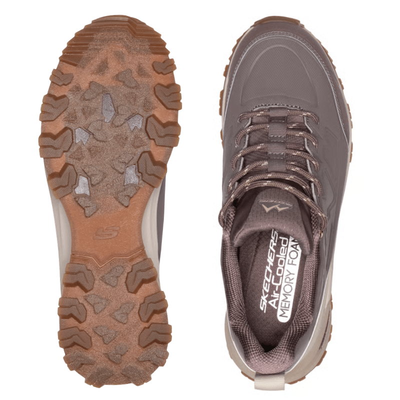 Zwei braune Skechers Sneaker von oben; einer zeigt das Sohlenprofil, der andere die Innensohle mit Memory Foam