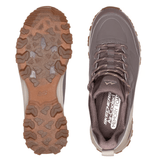 Zwei braune Skechers Sneaker von oben; einer zeigt das Sohlenprofil, der andere die Innensohle mit Memory Foam