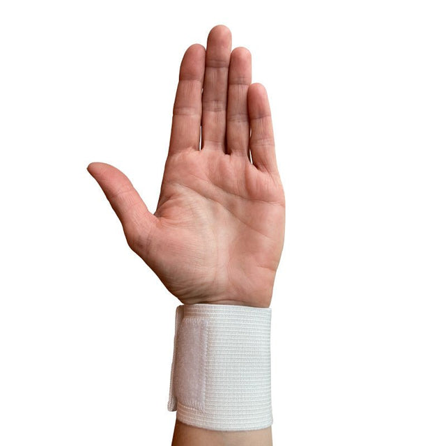 Weiße elastische Handgelenkbandage am Handgelenk, von der Handfläche gesehen mit ausgestreckten Fingern
